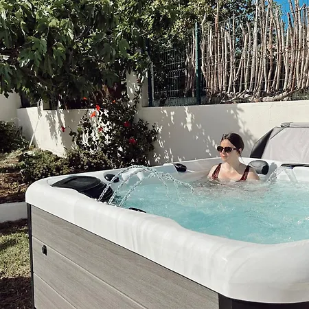 Romana Avec Piscine Et Jacuzzi Апарт-отель 4*