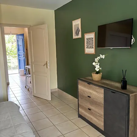 Romana Avec Piscine Et Jacuzzi Apartmanhotel