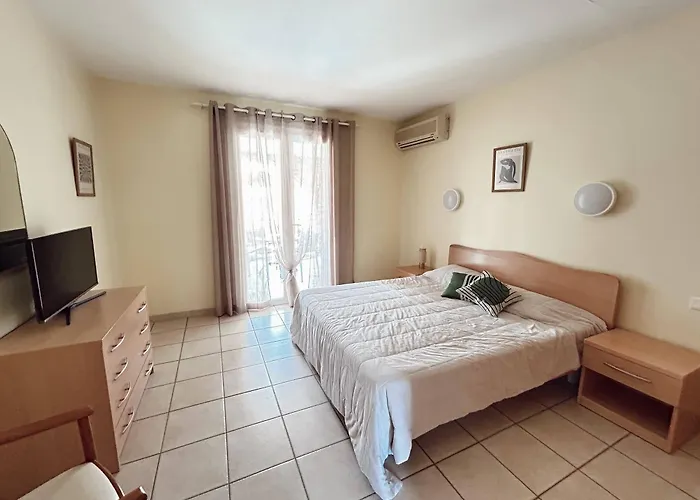 Romana Avec Piscine Et Jacuzzi Aparthotel 4*